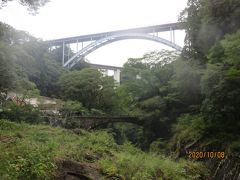 遊歩道の槍飛橋を渡ると高千穂三段橋が見えてきました。峡谷に架かる橋が3つも一度に見えるのは珍しいそうで。一番手前の小さな橋が神橋で、ここから駐車場に引き返すことにしました。