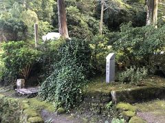 惣門（高麗門）の手前にある甘露の井。鎌倉十井のひとつです。