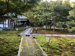 浄智寺を出て、県道に沿って歩いて。
長寿寺の角を曲がって、亀ヶ谷切通に入ります。
長寿寺は一般拝観できませんが、お庭がとてもきれい。