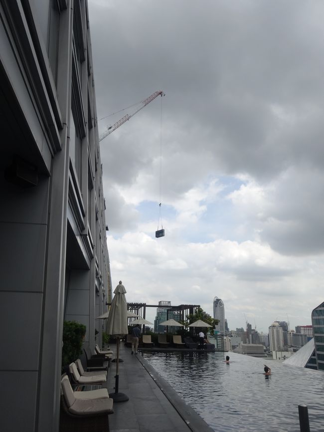 2日目です。<br />朝食は、昨晩グルメマーケットで買ったものをお部屋で頂き、新聞を読みながらまったりダラダラと午前中を過ごします。最高に幸せ♪<br /><br />お出かけする前にプールを偵察しました。<br />ご近所の建設中のビルに大きな物体を吊上げているクレーンを指さして、「ダディー、見て！」と白人のお子ちゃん。<br />日本て、こういう吊り上げ方しないですよね？？