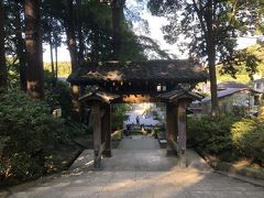 浄智寺の入口、高麗門に戻ってきました。