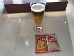こちらのサクララウンジも綺麗になっています。大阪空港はソフトサラダだけでしたが、こちらはハッピーターンもあります。
前回訪問は2フロアーの時で、石原良純さんが酔っ払った赤い顔で入ってきて、ガブガブ飲んでました。福岡のレギュラー番組の打ち上げ帰りのようでした。
地域共通クーポンでお土産を買って搭乗です。
JAL2060 FUK 18:45→ITM 20:00

1泊2日のホテル代込みで
25,100円　ダイナミックパッケージ
▲8,700円　割引クーポン(go to トラベル)                      
16,400円　計　　　　　　　　　　　　
内6,500円をeJALポイントで支払い、合計   9,900円の支払いでした。
さらに地域共通クーポン　4,000円をいただきました。
今年初めての搭乗だったので、JGCカード初回搭乗ボーナス5,000マイルもいただきました。
滞在20時間ほどのグルメ1人旅でした。