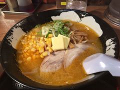 今回も食べ歩き！バス待ちの間に札幌ラーメン。空港なら選び放題。名店の味が並びます。空港食は侮れません