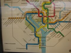 ワシントンDCの地下鉄路線図。

レッド、ブルー、オレンジ、イエロー、グリーン、シルバー
とキレイに色分けされて初来訪でも分かりやすい。

ブルー線とイエロー線が空港から市内へと続いています。

宿泊ホテルの最寄り駅は、ブルー線のフォギーボトム駅。
乗り換え無しの直通で20分位で到着。
