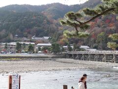 高山寺を後にして、バスは市街地に向かい南下し、渡月橋まで来ました。
嵐山の紅葉もそろそろ終わりでしょうか。