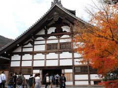 次の訪問は天龍寺です。入口の庫裏は白と茶のコントラストが美しい建物で紅葉もまだ健在です。