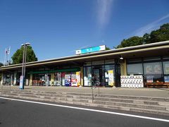 途中で、西名阪自動車道の香芝サービスエリア（下り）に寄って、トイレ休憩をします。休憩したら出発。