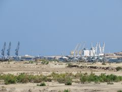 ホテルで一休みしたら、海水浴をしにグルグッサム・ビーチ(Gurgussum Beach)に車で向かいます。写真は道中からのマッサワ港の遠景。
グルグッサム・ビーチはマッサワの代表的な海水浴場ですが、市街地からは7kmも離れており、道中は何も無いので徒歩ではなく車が推奨です。

道中にはマッサワ国際空港の案内板もありました。現在、定期便はありませんが、マッサワへ空路で来た場合はマッサワ観光だけなら観光庁で書類を発行する必要が無いんだとか(アッサブも同様らしいです)。