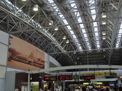 小田原駅　さすがに連休だけあって人は出ています。
ただ、箱根に向かう人など観光客はそれほど多くはない印象です。