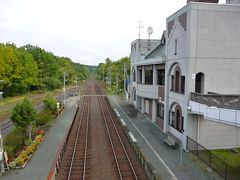 女満別駅正面（市街地）へ向かう跨線橋、その上から駅構内を眺めたところです、

いつの間にか随分と立派な駅舎に建てかられたんですね？…、２面２線の相対式ホームです。