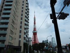 今回の旅の最初の目的地は、東京タワー！東京に住んでいるとなかなか行かないし、地方の人と観光するときはついスカイツリーを選びがち。そう考えると15年ぶりくらいの東京タワーでした。夫はなんと初めてとのこと！

最寄駅は色々あるのですが、一番行くのが簡単と聞いた赤羽橋駅からスタートです。駅を出ると早速目の前に東京タワー！見慣れていてもテンション上がる～～

東京タワー公式サイトの道案内に沿って進みます。