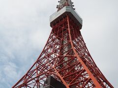 そしていよいよ！東京タワーに到着です～！大きいな～！
オープンは10：30。短縮営業で思っていたより遅いオープンです。少し待ちます。