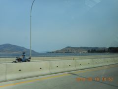 朝食をいただいてから、今日はドライブです。
 
オカナガン湖に沿って、ペンティクトン(車で１時間）
ケローナ(ペンティクトンからさらに車で１時間）
 
途中、ワイナリーや果樹園がたくさんありました。
それ以外は、砂漠地帯。
 
砂漠といっても、サハラ砂漠のような砂だけの砂漠ではなく、
カルフォルニアのような雑草が生えている砂漠でした。