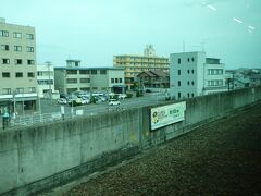 本八戸駅で結構多めの乗り降りがあります。
八戸市の中心部には、八戸駅よりこの駅が近いのですが、ただし、ちょっと上り坂になっているところを歩かなければならなかったような記憶があります。

そして、本八戸駅のホームは島式構造のため、進行方向右側にあります。