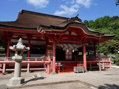 楼門を入ると、正面に下の宮である『日沉宮（ひしずみのみや）』が建つ。
天照大神を祀る社で、昼を守る伊勢神宮に対し「日の本の夜を守る」と言う神勅により祀られたらしい。
以前は、沖にある経島に鎮座していたそうだ。