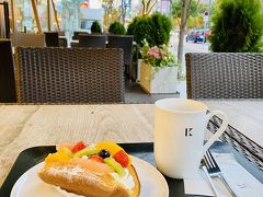 ポロクルポートから徒歩3分でやってきたのは「KINOTOYA cafe」。

皆さんの旅行記で美味しそうだなあとずっと思っていたオムパフェを、テラス席で。

これは…美味しいですね…。
人気なのわかります。
セットのコーヒーもマグカップにたっぷり入っていて、しかも美味しくて非の打ちどころ無し。