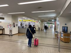 預けている荷物も無いのでそのまま外へ。
コンパクトな空港ですが何かあるかな？