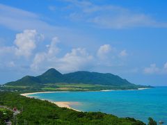 展望台から見た大パノラマ。
眼下に広がる青い海と背後にそびえる独特な形状の山並み。
本当に絶景、来てよかった。