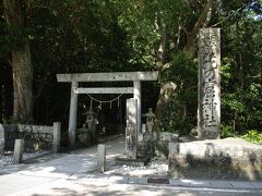 熊野速玉神社、神倉神社のある和歌山県新宮市から北上して、三重県熊野市に来ました。

目的は、日本最古の神社と言われている花の窟神社をお参りするためです。
新宮から海岸線沿いを30分くらい走って到着しました。

駐車場は、隣接した道の駅に止めました。