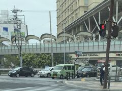 写真は、那覇バスターミナルがある旭橋交差点。
歩道橋の後ろに、チラッと那覇バスターミナルの文字が見えています。
ここはバスターミナルだけでなく、観光案内所やOPA(ショッピングモール)・県立図書館などが入っている複合施設となります。