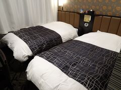 本日の宿はアパホテルです。
お部屋は一見綺麗だけど、掃除がちょっとイマイチだったかな～。
それでも素泊まりで4290円！おまけに1000円クーポンついてきました。
安い！！！！なので文句はない（笑）