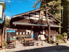 元町まで歩いて、茶房菊泉さんへ。
昔の民家を改装してお店にしています。