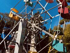 子供の国にやってきました。レトロな遊園地です。
入場は無料。
子供にかこつけてやってきましたが、実は大人が見たかったもの。国内最古の観覧車！
今年で70歳、未だ現役です！