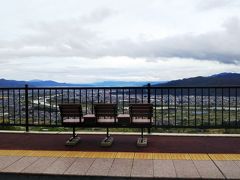 篠ノ井線「姨捨（おばすて）駅」
日本の三大車窓のひとつで、駅のベンチが景色を見るために電車側とは逆の方向を向いている駅。