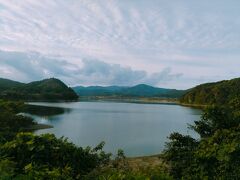 次は花山ダム湖です。花山ダムによって出来た人工の湖です。ダム湖下流から上流をみた風景です。ダム湖の北側には、花山青少年旅行村があり、キャンプなどのアウトドアが楽しめます。
