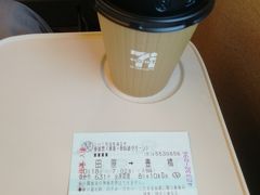 小田原駅で小田急から乗り換える際にセブンイレブンがあったので、カフェラテを買ってしまいました。
グリーン車で飲むと美味しく感じます。