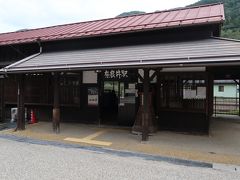 奈良井駅。観光地にしてはこじんまり。時刻表を見ても1時間に1本しかなく、ほとんどの方は車で来るんでしょうね。
