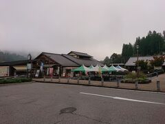 最初の停車駅、7:45頃の愛知県稲武町のどんぐりの里。人けゼロです。
気温ひっくぅ。さっぶぅ。