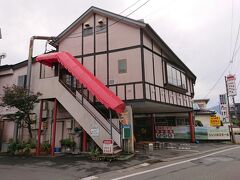 目的のお店「たけだ」さん。本業は精肉店さんなんだけど、ソースかつ丼で有名になっています。11の開店ですが、時間調整しつつゆっくり走って10:40頃の到着。先客は1組です。
システムがよく分かんなかったけど、既に玄関が開いててウェイティングリストも設置済み。どうしたものかと思っていると、店員さんが出てきて「お名前と人数を書いて11時までお待ちくださいね」だそうな。
先にみえた1組さんがなおかりに「お先にどうぞ。うち5人なので」と言って下さり、深々お礼して「なおかり」「１人」と記入です。
で、11時の開店と同時に名前を呼ばれ、検温&消毒してから入店しました。