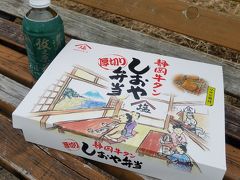 夕食には早かったけど「NEOPASA駿河湾沼津」に入った。
見つけたペットボトルの静岡茶。
話のネタに･･･350㏄のペットボトルのお茶　800円！！夫がお買い上げ～
もちろん美味しかったけどね･･･