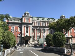 「大阪市中央公会堂」を栴檀木橋(せんだんのきばし)から見たところです。この旅行記の表紙の写真と撮影した角度が違うのですが、どこから見てもカッコいい！！
1918年に建てられ、新古典主義様式デザインで復元されました。国の重要文化財です。