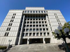 「大阪市役所本庁舎」は4代目。近くで見ると迫力あります！