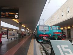 ホテルにて朝食後、サンタ・マリア・ノヴェッラ駅へ。
電車でモンテバルキまで行きます。
これまでフレッチャロッサ、イタロ、と乗ってきて今日はレジョナーレ・ヴェローチェ乗車。
Firenze S.M.Novella 9:04→ Montevarchi-Terranuova 9:38