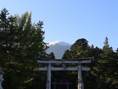 岩木山神社の鳥居。
来る時は、この上に山頂部がきれいに見えてましたが、帰る時にはガスってました。