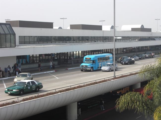 　ロサンゼルスここでに到着。４時間あるが、町に出てもたいして行きたい場所もなく、結局搭乗口へ向かうことになった。