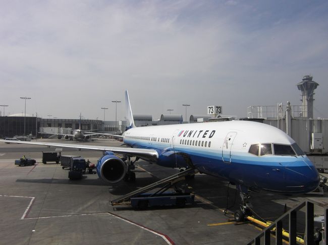 １４時発のサンパウロ行きだが一度シカゴで乗り換えなくてはならない。フライトナンバーは同じなのに機材変更として乗り換えるパターンはアメリカではかなり多い。どのような意味があるのかわからないがまぎらわしいのでやめてもらいたい。<br /><br />　シカゴへはＢ７５７で４時間強だ。ロサンゼルスに比べて寒い。ひんやりとした空港内を搭乗口に向かった歩いた。便名は同じでも乗る場所は全然違う場所にある。