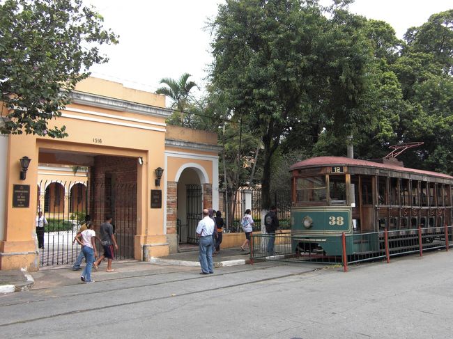 　時間があるので今回は移民博物館へ行ってみることにした。ブラッセル駅から路面電車の軌道が博物館に延びている。日曜は観光用に路面電車が走っているようだが今日は徒歩で向かうことになる。<br /><br />写真は休日に運行される路面電車。