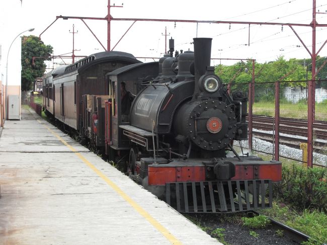 　博物館は国鉄の線路沿いにあり、かつての移民収容所の建物を利用している。世界中からやってきた移民はサンパウロ南部にあるサントスという港町に到着し、この収容所まで列車で運ばれここに到着した。サントスからサンパウロまでは山岳地帯を走り抜ける鉄道が通っていたが今では廃線になっている。でも当時使用されていた蒸気機関車の復元モデルが観光用に博物館周辺を走っているようだ。<br />