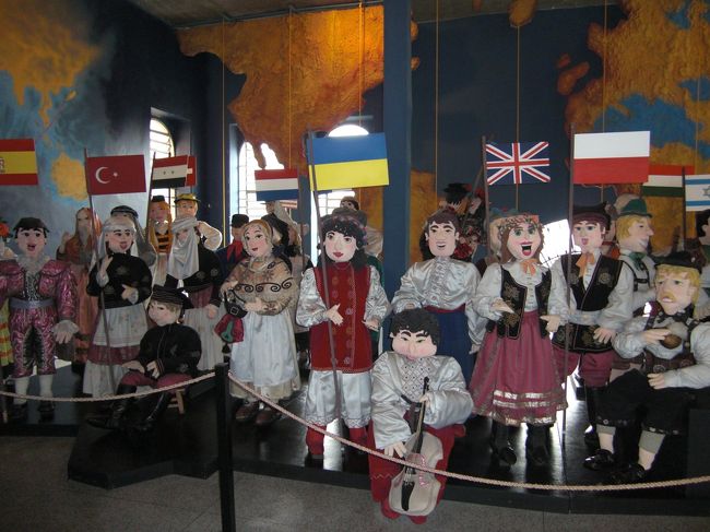 　収容所に到着した移民たちはここでここで衛生検査を受けたり、行き先が決まるまで収容されたりしてた。その当時の写真や移民の流れなどが展示され日本ももちろん重要な地位を占めている。<br />　<br />　夕方６時には空港へ向かった。夕方の空港バスは混雑が激しかったがなんとか座れた。睡眠不足が限界なので空港までの１時間は居眠りでき少し楽になった。荷物を受け取り成田空港で発券されたＴＡＭ航空（サンパウロ～フォルタレーザ）の搭乗券で搭乗口へ向かおうとするとストップがかかった。予想通り搭乗券を発券し直さなくてはならないようだ。並ぶ羽目になった。<br />　フォルタレーザ行きの便は２０時４５発。所要時間は３時間だ。昨年のマナウス同様深夜の到着になる。時差ボケのせいで着ないでは終始居眠り状態だ。一応サンドウィッチの軽食が出た。<br />　日本を出て一度も宿に泊らないまま４３時間がすぎ、やっと最終目的地のフォルタレーザに着陸態勢に入った。これで飛行機の移動は終了だ。<br /><br />【３月２１日（土）】<br /><br />フォルタレーザ空港に到着したのは深夜０時５分。このまま町へ出ることも考えたが、どうせ眠ることはできたい。そんなわけで昨年のマナウス同様空港で朝を待つことにした。<br />　５時にタクシーで長距離バスターミナルへ向かった。５時過ぎのバスターミナルに到着したが、すでに人がたくさんいて早朝出発のバス会社の窓口はオープンしていた。<br />　今回の旅の最初の目的地はカノア・ケブラーダというビーチだ。フォルタレーザをちょうど６時に出発するバスがある。カノア・ケブラーダまでは３時間半かかる。