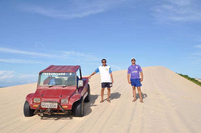 　午後一人のブラジル人の観光客とバギーをシェアできることになった。バギーはビーチや砂丘を走り回りる１時間の行程だ。<br /><br />　急勾配の砂丘を滑り降り、砂にタイヤを取られながら砂丘を猛スピードで走りぬける。かなりスリリングで危なっかしい。至る所に小さな湖もあり景色もすばらしい。