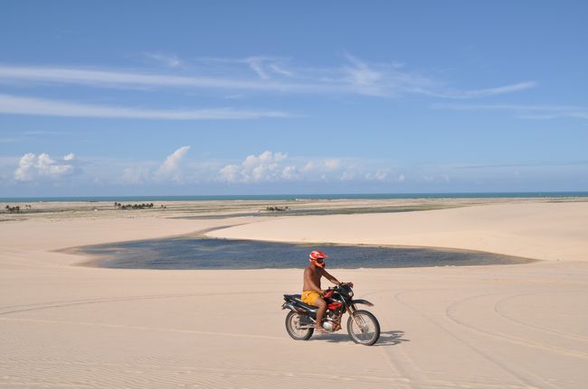 バヘリーニャスのように大きな湖はないが、青い空に白い砂丘だけでも絶景だ。