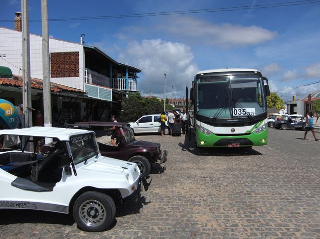 カノア・ケブラーダに到着したバス。