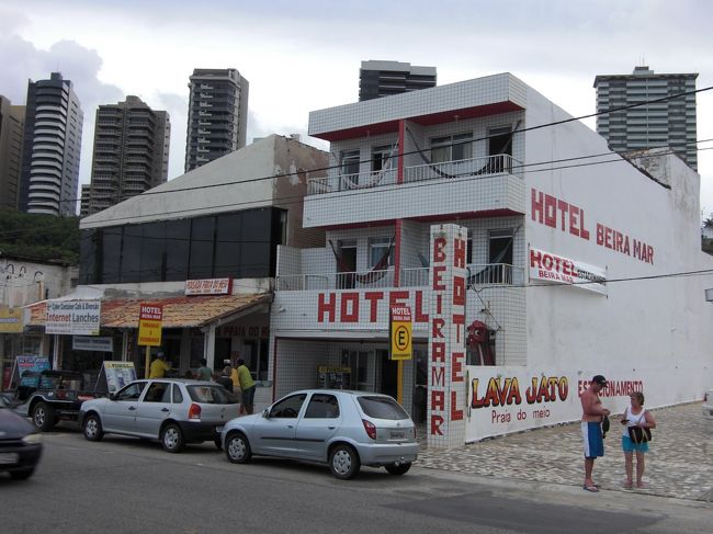 ナタルに到着したのは午後２時過ぎだ。市バスでセントロを経て観光客でにぎわうアルチスタス海岸までやってきた。<br /><br />海岸沿いの宿に宿泊することにした。１泊４０レアル（１７００円）。<br /><br />　アルチスタス海岸はこじんまりとしているがリゾートマンションなども建っていて雰囲気はいい。しかし風が強くジメっとした風が顔に吹き付ける。不快指数はかなり高い。また今日一日太陽を見ることはなかった。ナタルは年間日照日数が３００日を超える太陽の都市だが雨季の今はさすがにそうもいかないようだ。逆に雲に覆われたナタルと言うのも珍しくていいかもしれない。