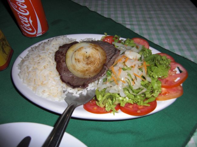 アルチスタスビーチの一番安そうな店で食べた夕食のステーキ。４００円ほど。