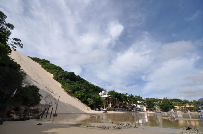 【３月２３日（月）】<br /><br />　今日は日差しはあるものの、昨日同様、海から湿った強風が吹き付ける天候に変化はない。地形的か季節的なのか。こんなに風が強いと連泊はしたくないので午後には次の目的地レシフェへ移動だ。<br />　バスでナタル最大の見所「ポンタ・ネグラ海岸の砂丘を見に行った。ブラジルで砂丘の街といえばナタルであり、ナタルでもっとも有名な砂丘がこのポンタ・ネグラ海岸だ。しかし行ってガッカリだった。あまりにもしょぼすぎる。しょぼすぎて砂丘にはロープが張ってあり、立ち入り禁止になっていた。これがあの有名なナタルの砂丘か。もちろん周辺にはたくさん砂丘はあるがナタルを代表する観光スポットがここなのに。
