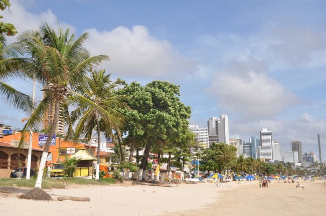 おそらく南から旅行してきてはじめて砂丘を見られるのはナタルなので、そのときはこの砂丘を見て感激するのかもしれない。しかし北から移動してきた僕はたくさんのすばらしい砂丘を見てきて目が肥えてしまっていた。そんな中たどり着いたのがナタルだが、期待はずれに終わってしまった。一応ナタルにも来たということで観光終了だ。<br /><br />　ナタルではポンテネグラ海岸の砂丘よりもハイカラな高層ビル群に圧倒され、こちらの方が見応えがあり驚いた。ナタルは南米大陸の先っちょにある小さな観光の街かと思っていたが大都会だったのだ。<br />午後１時のレシフェ行きバスに乗り込んだ。レシフェまでは４時間だ。<br /><br />　レシフェに到着したことには日が暮れていた。バスターミナルからはメトロが出ているので簡単にレシフェのセントロへ出ることができる。メトロで３０分ほどで終点のレシフェ・セントラル駅に到着した。ずいぶん立派で巨大な駅だ。メトロのセントラル駅はかつてのローカル列車を近郊型電車に改良したものらしい。<br />　セントラル駅に到着したものの、さすがに日が暮れたセントロを歩くのは勇気がいる。目的の宿までは１キロほどだがタクシーを利用することにした。案の定ホテル周辺は店のシャッターがすべており、誰も歩いていない状態だったのでタクシーは正解だった。